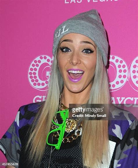 300 Youtuber Jenna Marbles Stock Photos & High。